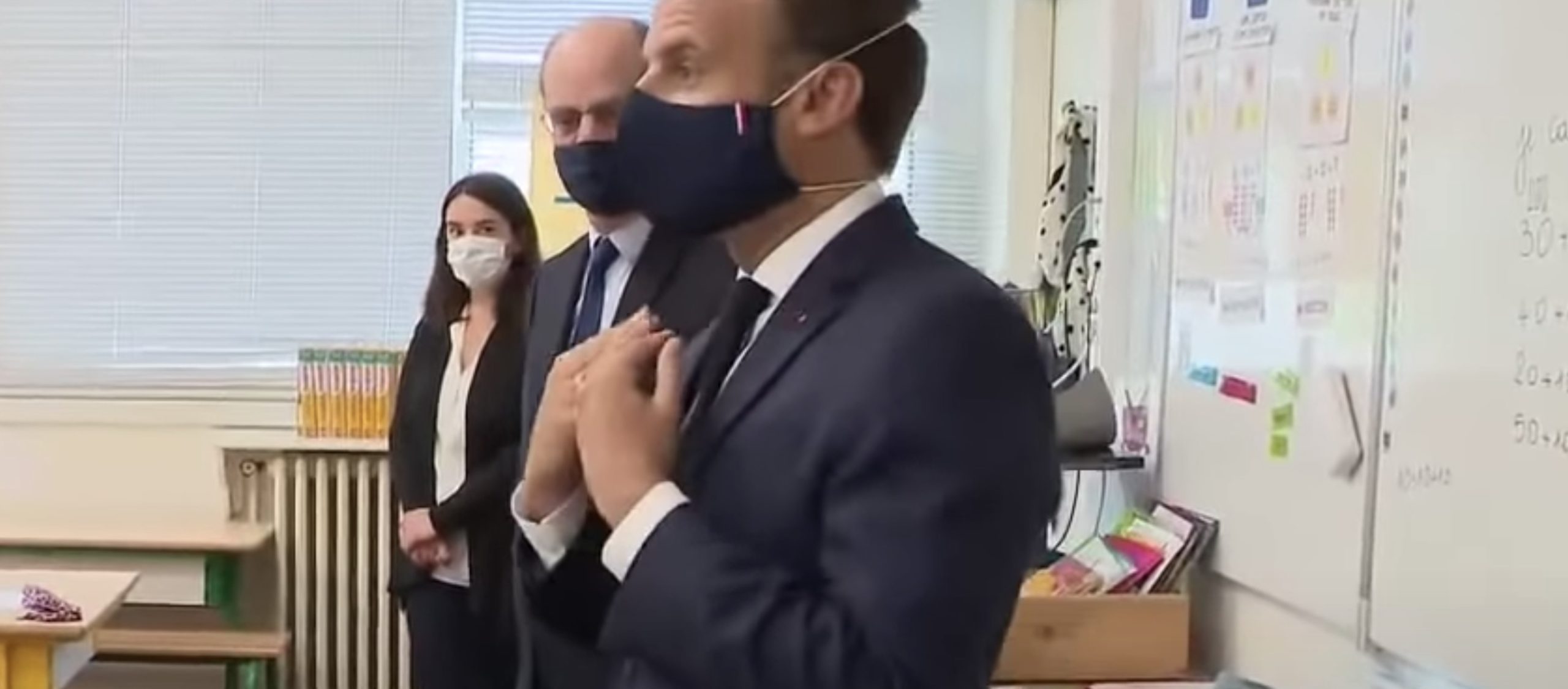Emmanuel Macron en visite dans une école pour donner le bon exemple