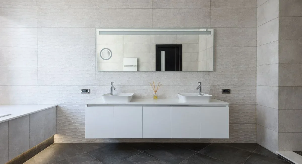 Panneau mural blanc posé sur carrelage existant dans une salle de bain rénovée