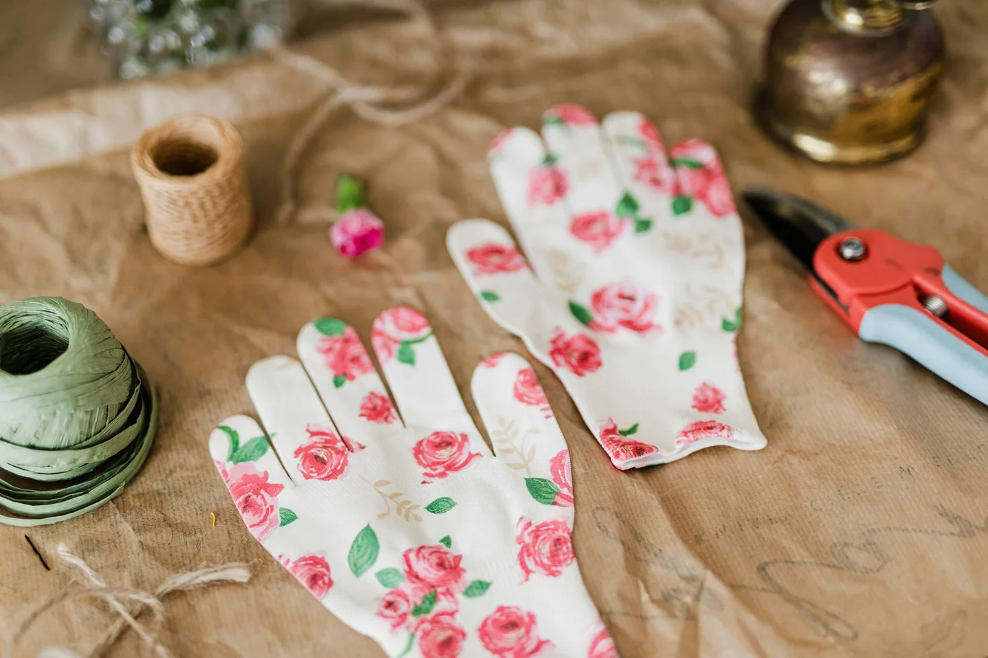 Jardinier taillant un laurier rose en fleur avec un sécateur au printemps