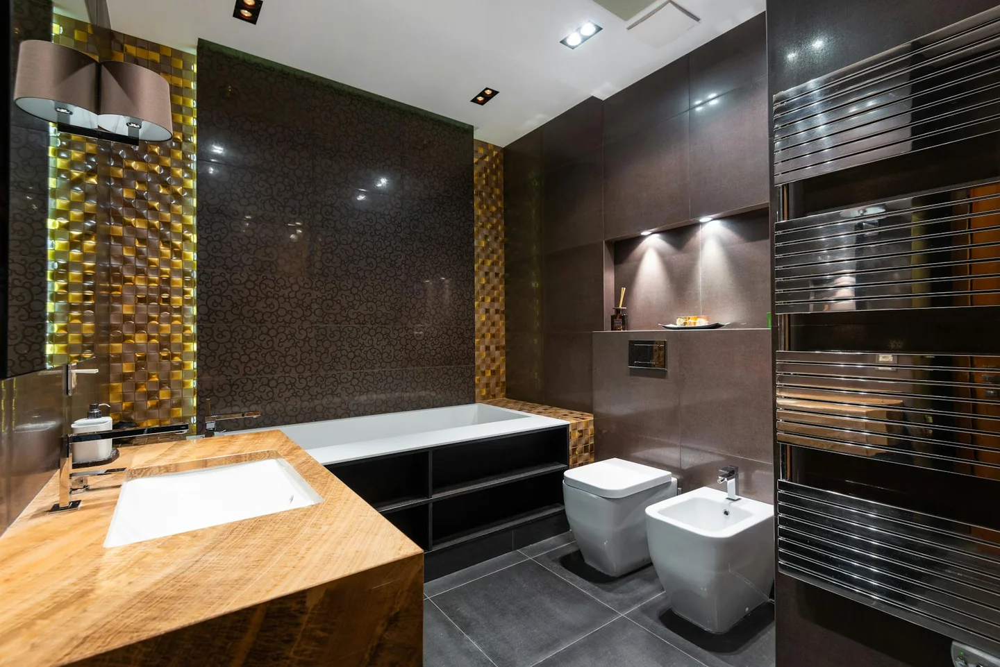 sèche-serviettes électrique moderne installé dans une salle de bain carrelée lumineuse