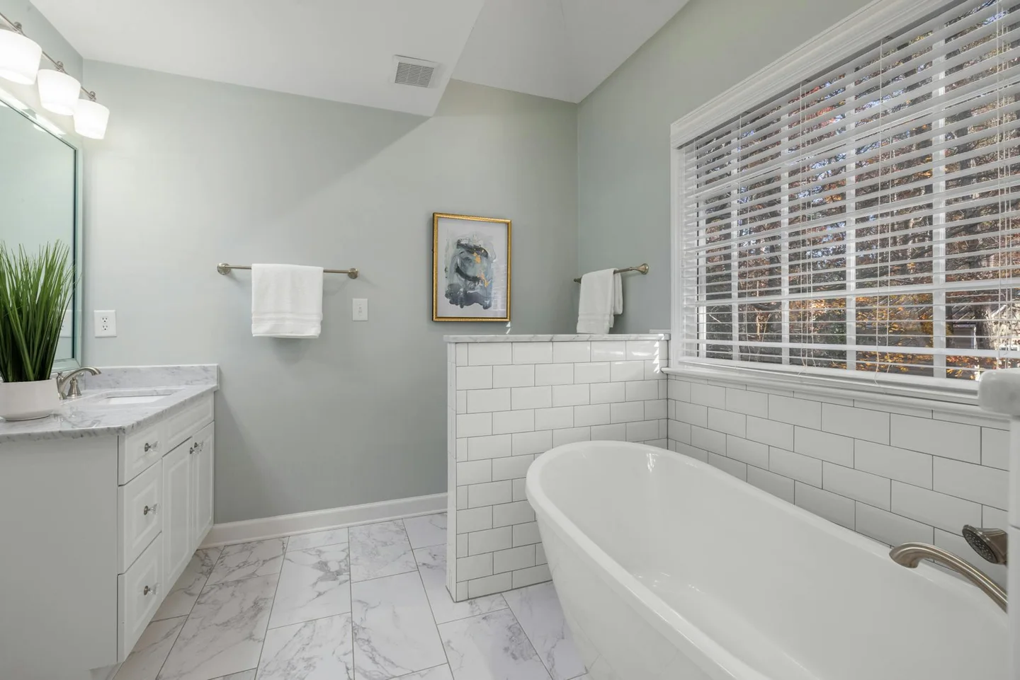 Salle de bain rénovée moderne avec douche italienne et carrelage grand format