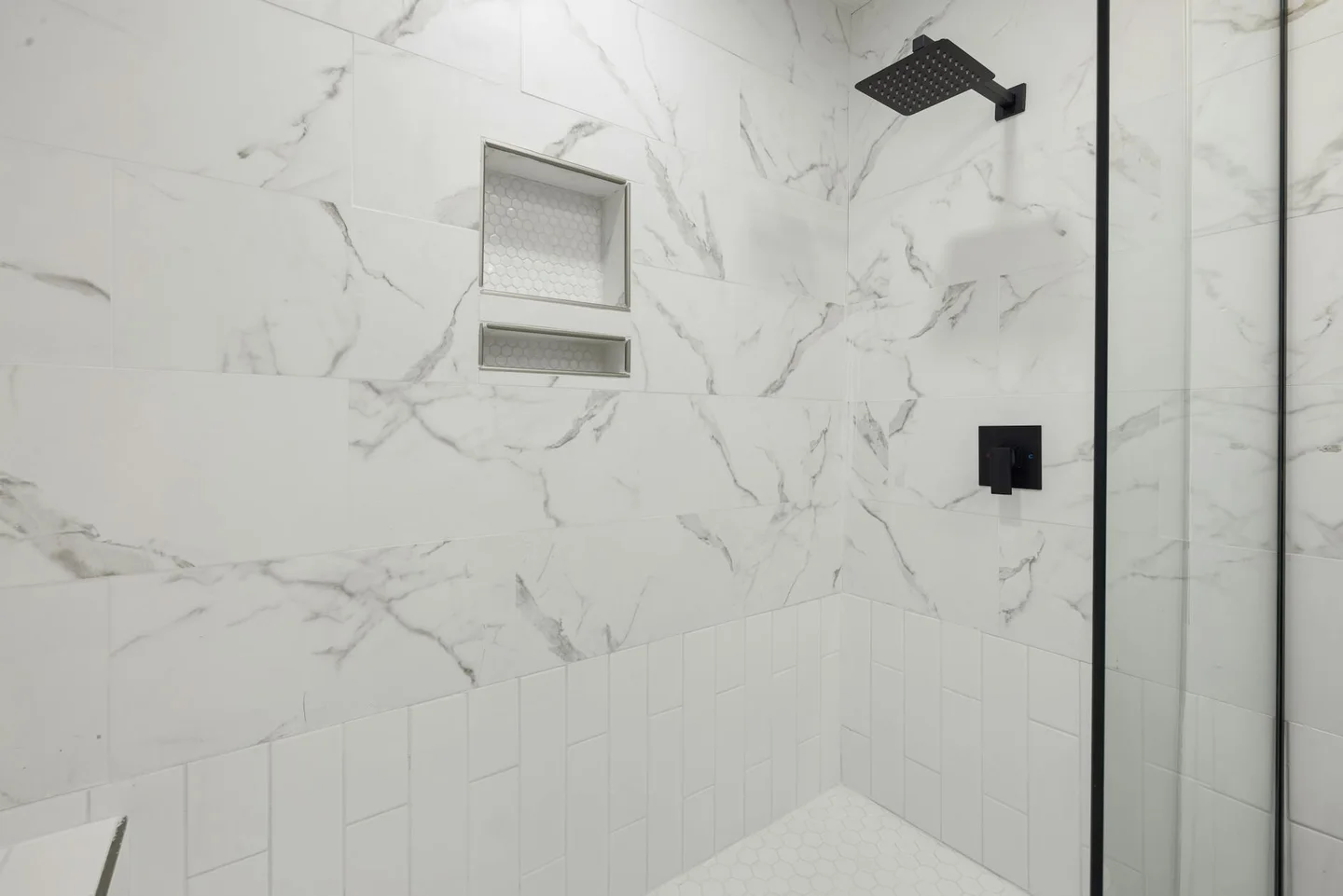 salle de bain rénovée 10m2 avec douche italienne carrelage moderne
