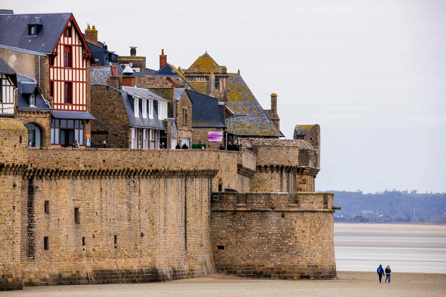 Vieille maison en pierre bretonne à rénover face à la mer