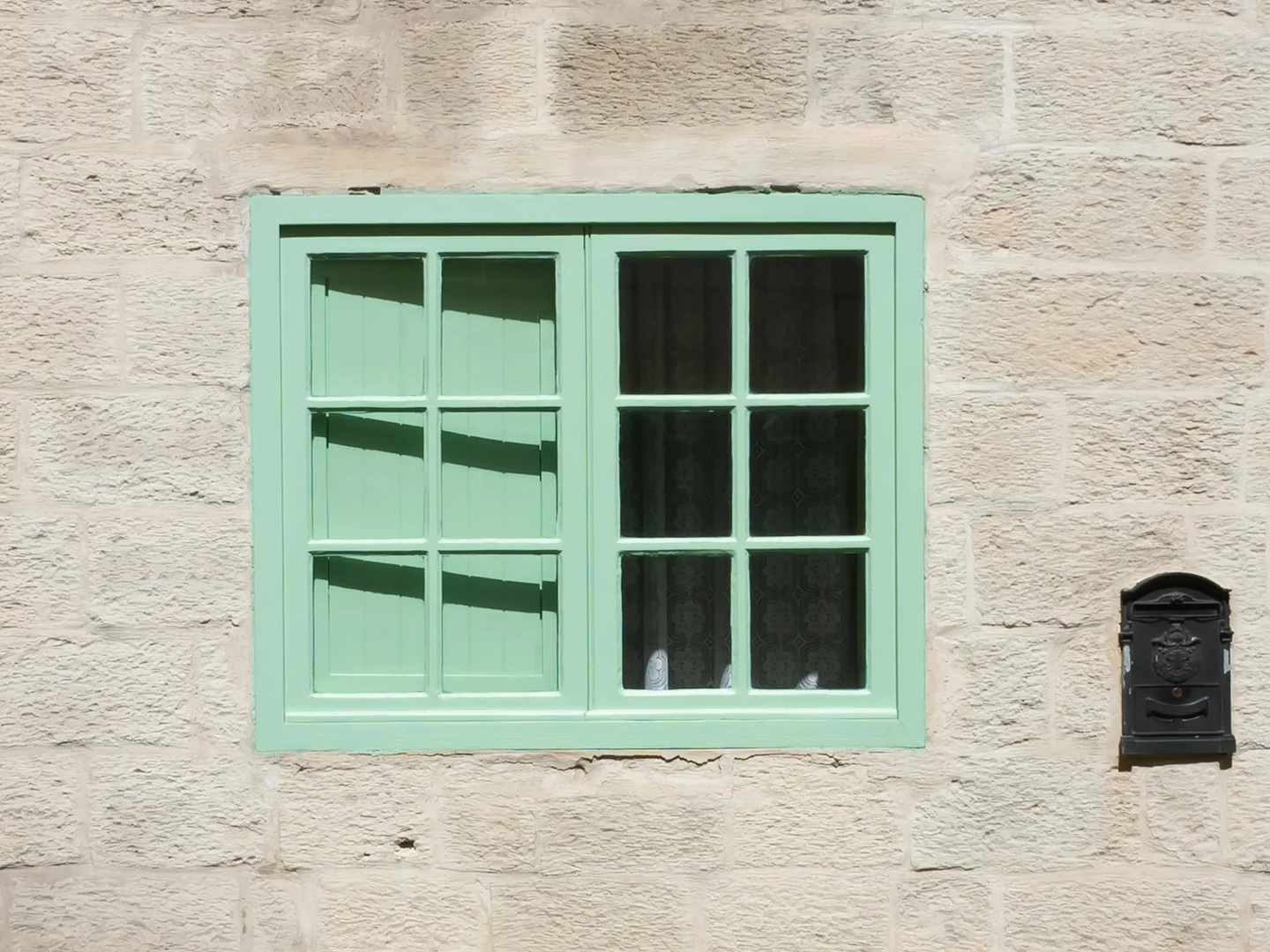Pose d'une fenêtre PVC en rénovation sur bâti existant en bois