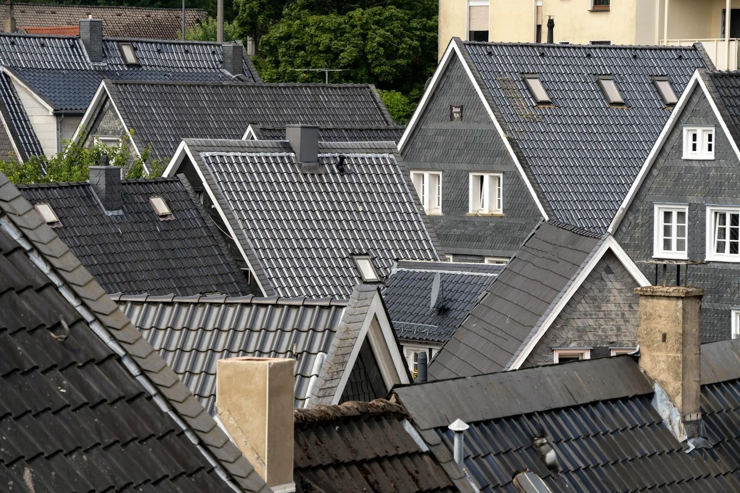 Toiture en tuiles de terre cuite rouge sur maison de village ensoleillée