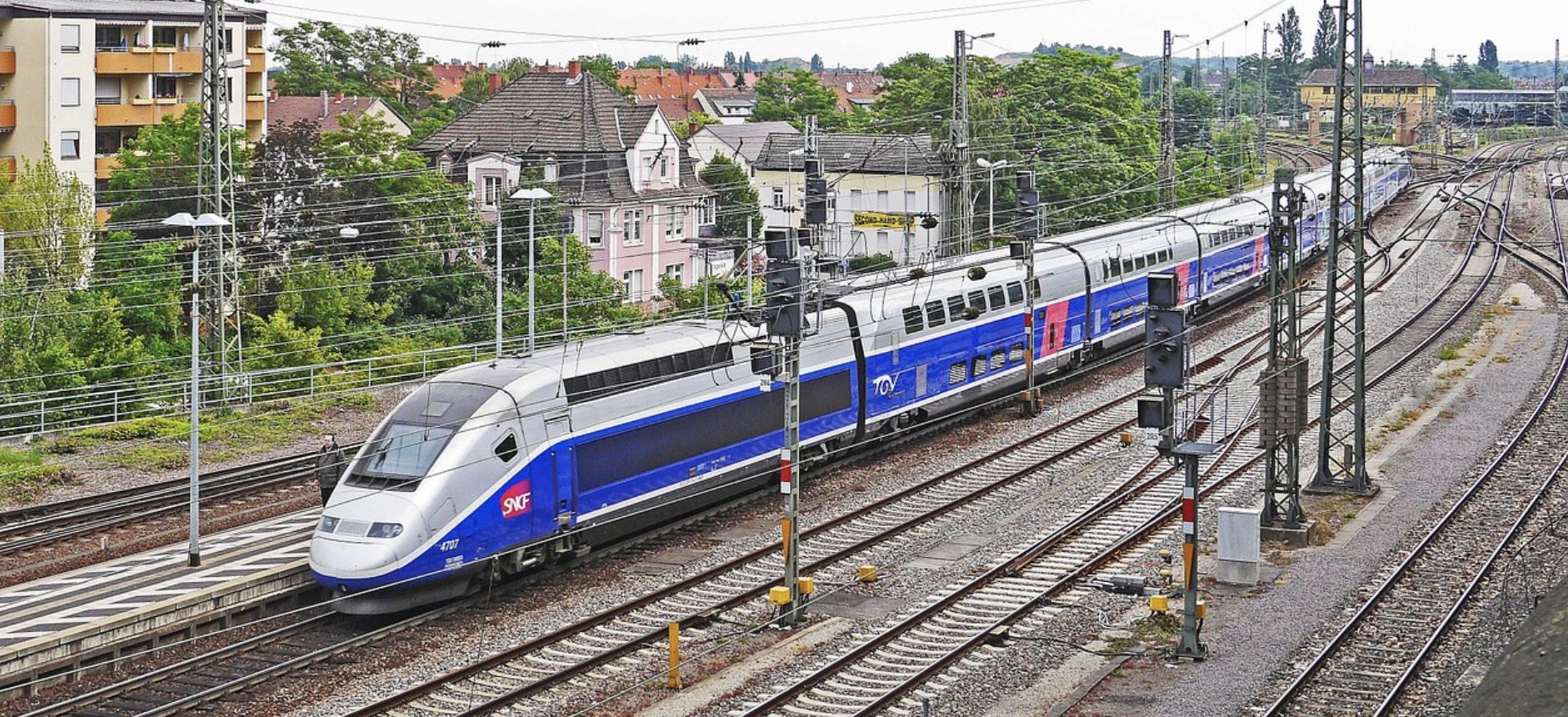 Obnubilé par son mobile, le conducteur loupe la gare du TGV