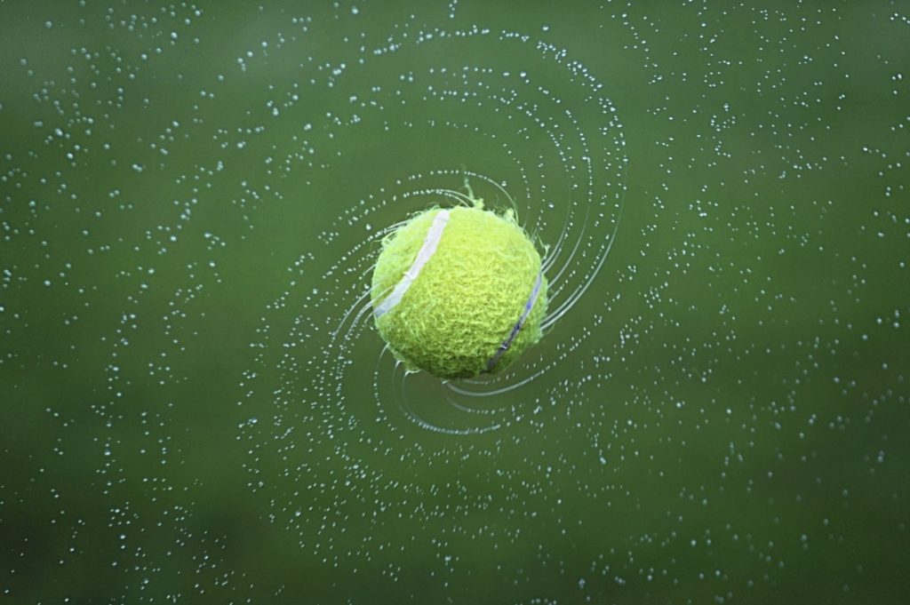 Une balle de tennis