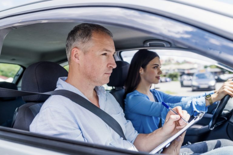 Apprendre à conduire dans une auto-école
