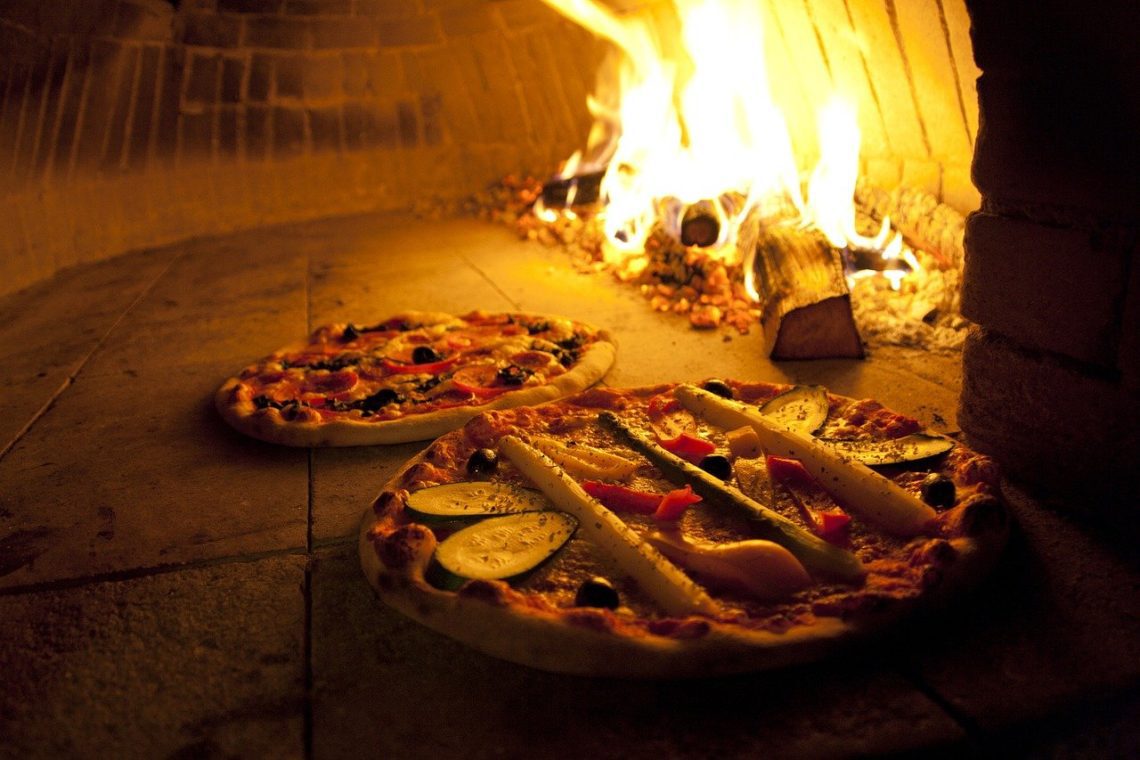 Four à pizza au feu de bois