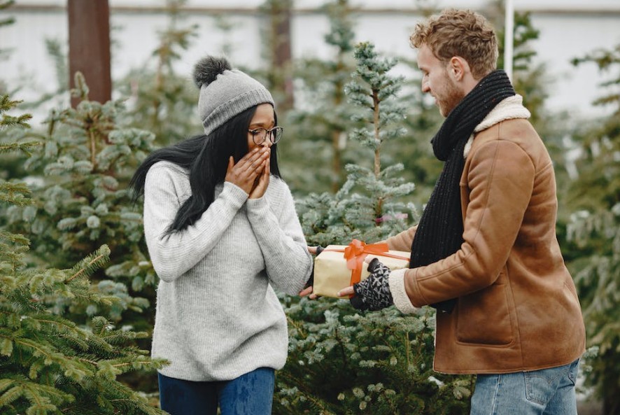 10 idées cadeaux incontournables à offrir à une femme pour Noël