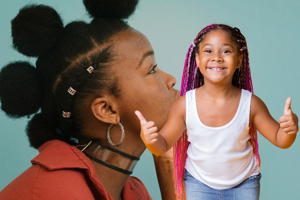 Coiffure afro fillette : nos idées pour coiffer votre enfant
