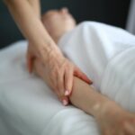 praticienne effectuant un massage intuitif sur une personne allongée en détente