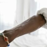 Illustration du trajet du méridien du foie sur corps humain en méditation