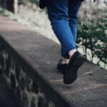 pied immobilisé dans une botte de marche orthopédique blanche sur fond blanc