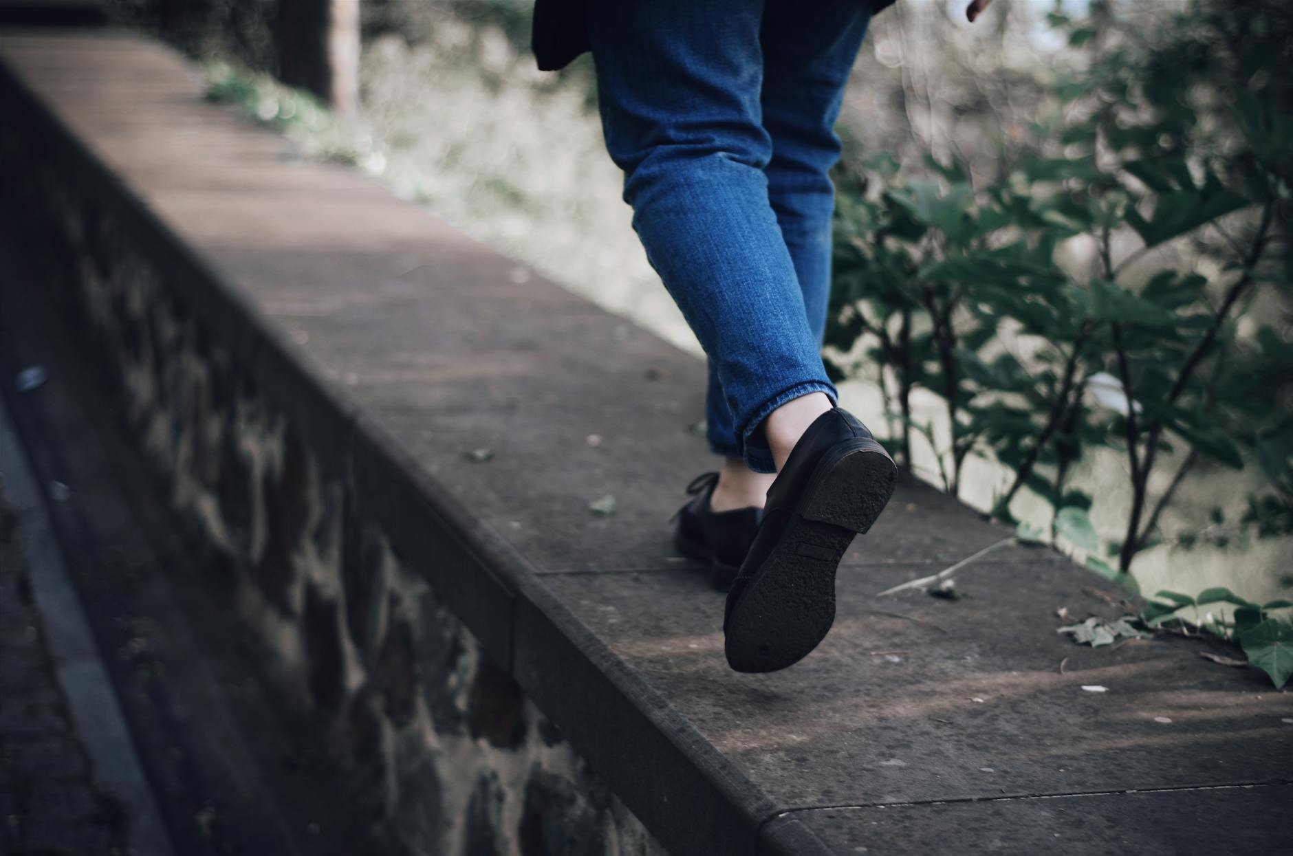 pied immobilisé dans une botte de marche orthopédique blanche sur fond blanc