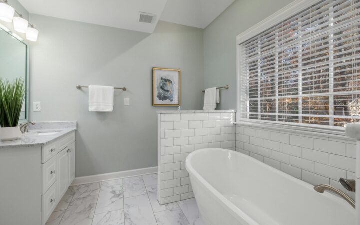 Rénovation salle de bain à Levallois-Perret : ce qu&rsquo;il faut savoir avant de se lancer