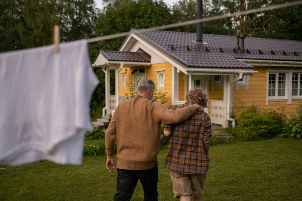Technicien installant une pompe à chaleur extérieure devant une maison individuelle