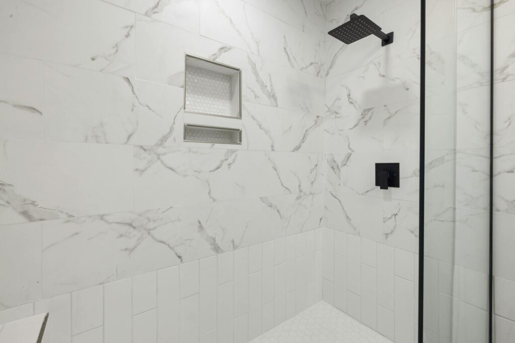 salle de bain rénovée 10m2 avec douche italienne carrelage moderne