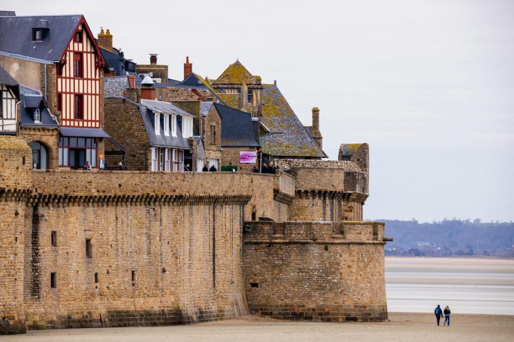 Vieille maison en pierre bretonne à rénover face à la mer