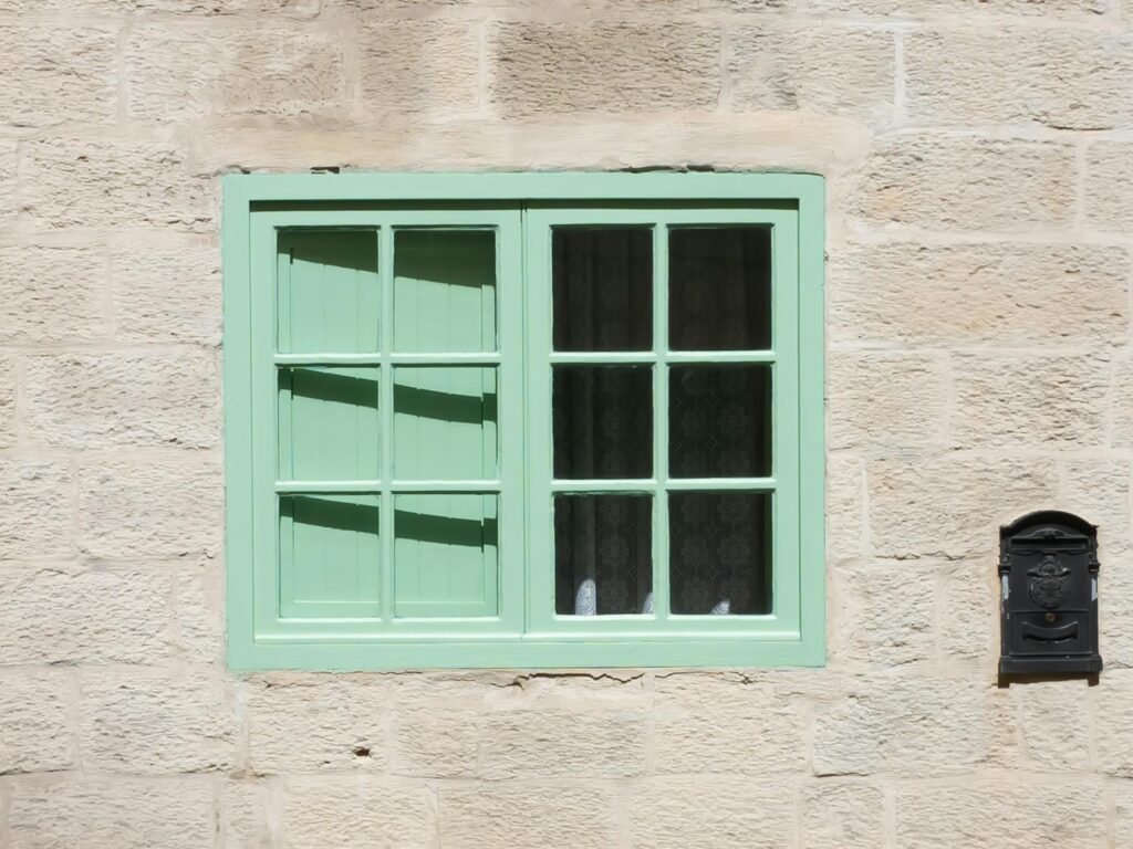 Pose d'une fenêtre PVC en rénovation sur bâti existant en bois
