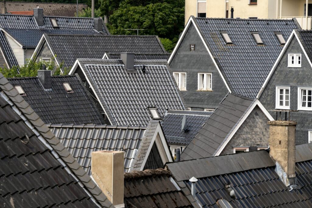 Toiture en tuiles de terre cuite rouge sur maison de village ensoleillée