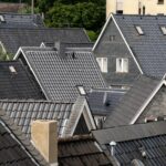 Toiture en tuiles de terre cuite rouge sur maison de village ensoleillée
