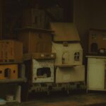 Chat assis près d'une litière propre dans un appartement lumineux