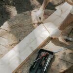 Géomètre mesurant les limites d'un terrain avec équipement topographique