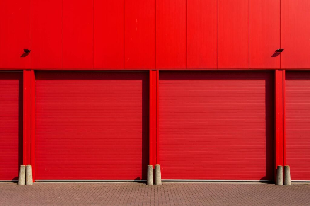 Bloc-porte isolant installé entre un garage et l'entrée d'une maison