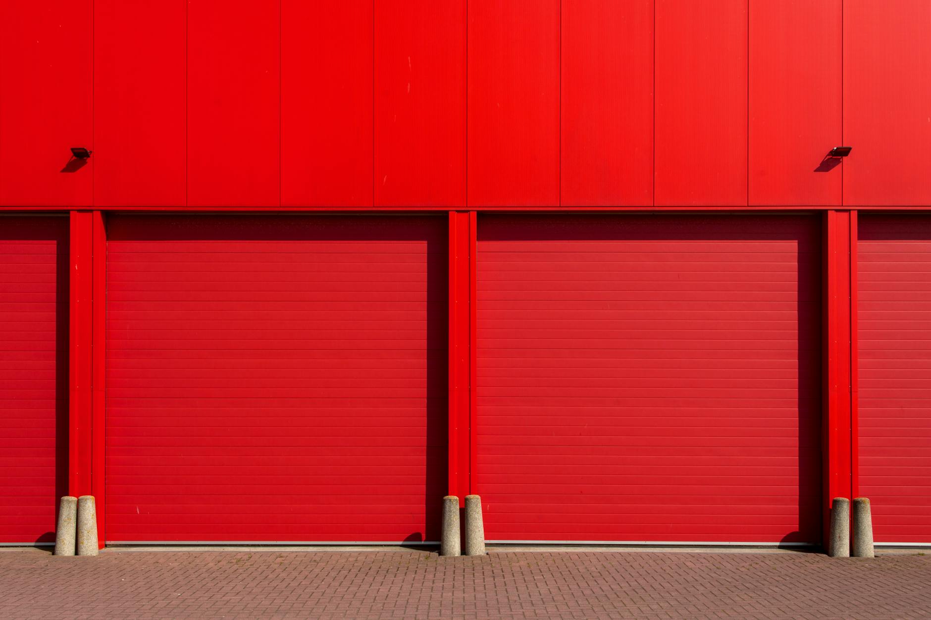 Bloc-porte isolant installé entre un garage et l'entrée d'une maison
