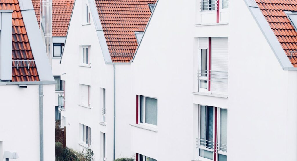 Façade de maison encrassée avant nettoyage au produit spécialisé extérieur
