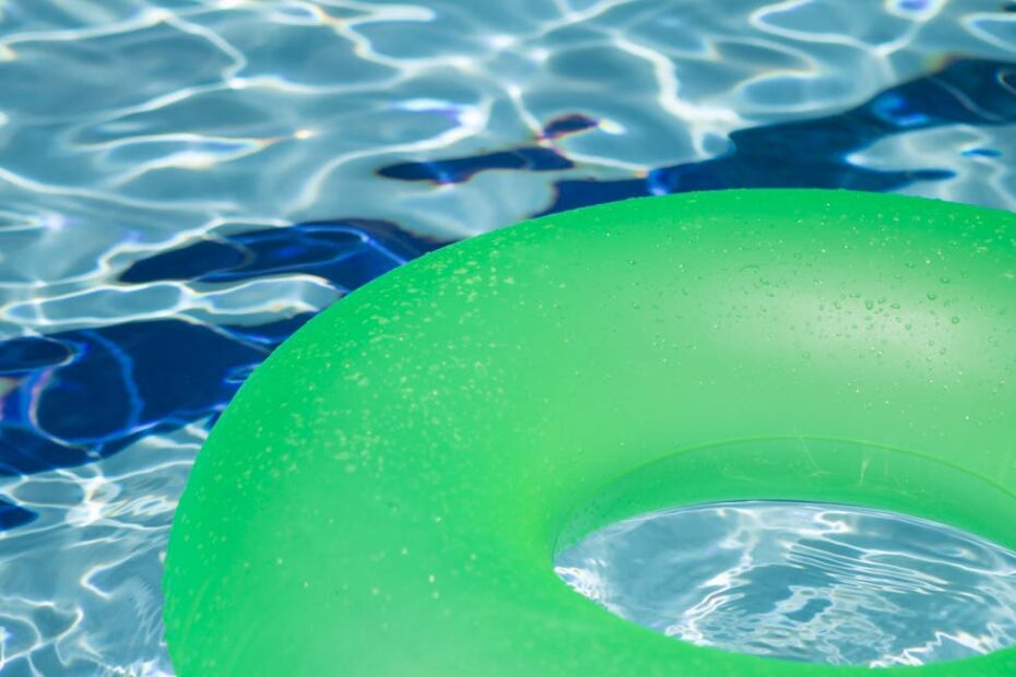 Main versant du chlore choc granulé dans une piscine extérieure ensoleillée
