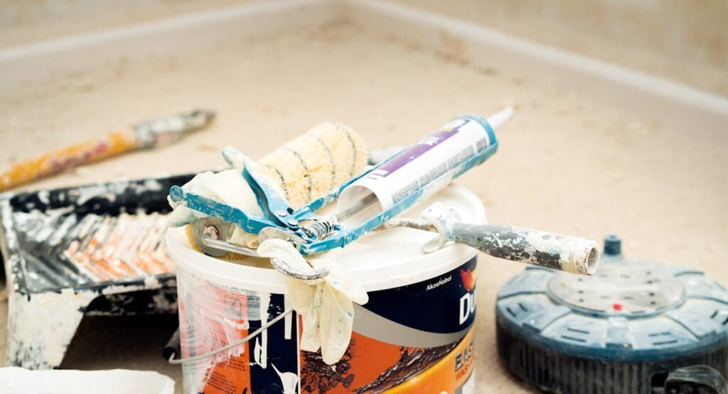 Application de peinture époxy grise sur sol béton de garage