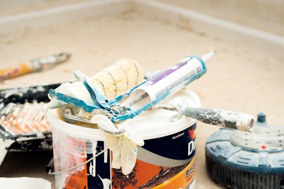 Application de peinture époxy grise sur sol béton de garage