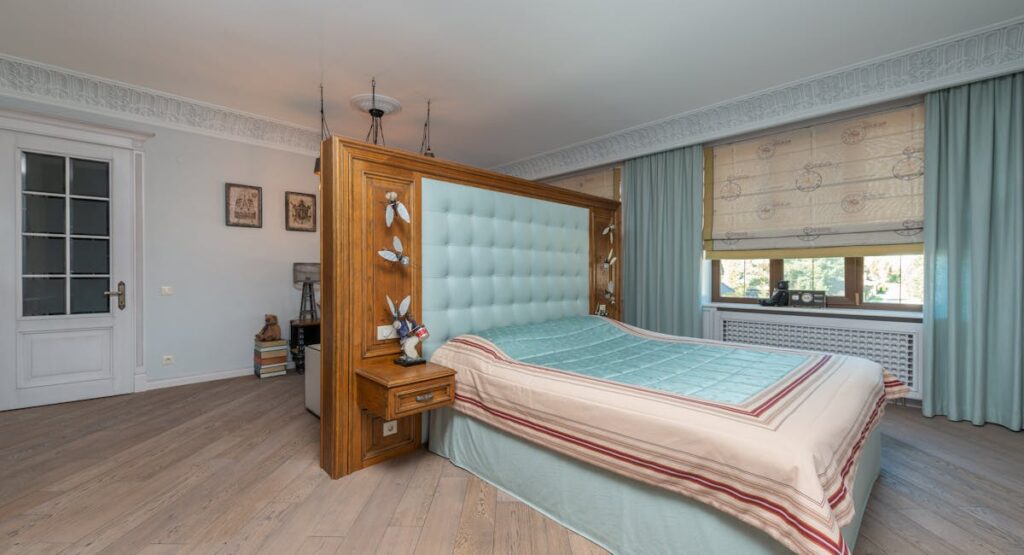 Tête de lit en rotin naturel dans une chambre bohème adulte lumineuse