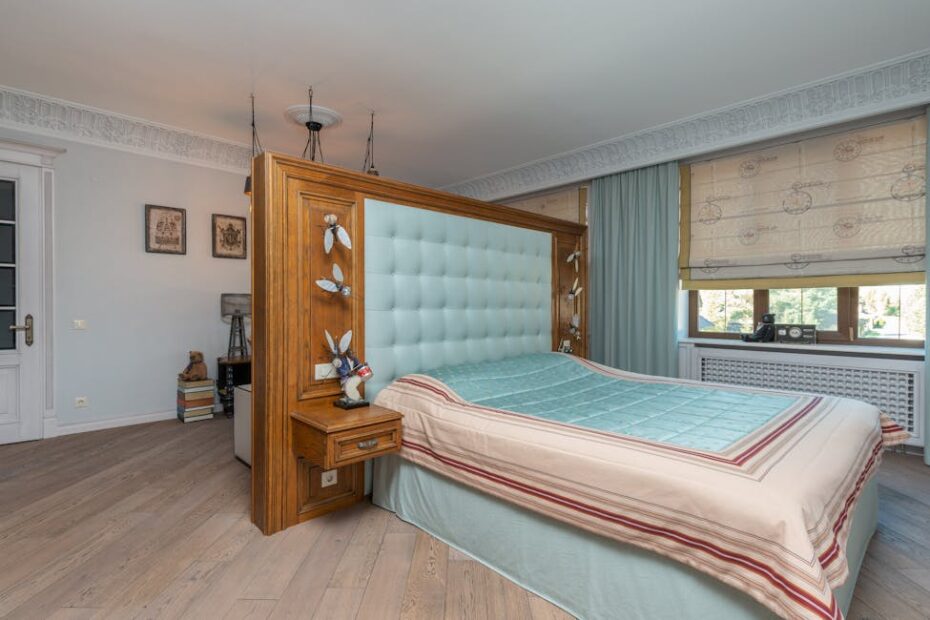 Tête de lit en rotin naturel dans une chambre bohème adulte lumineuse