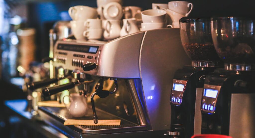 Machine à café Krups avec voyant Clean rouge clignotant sur plan de travail cuisine