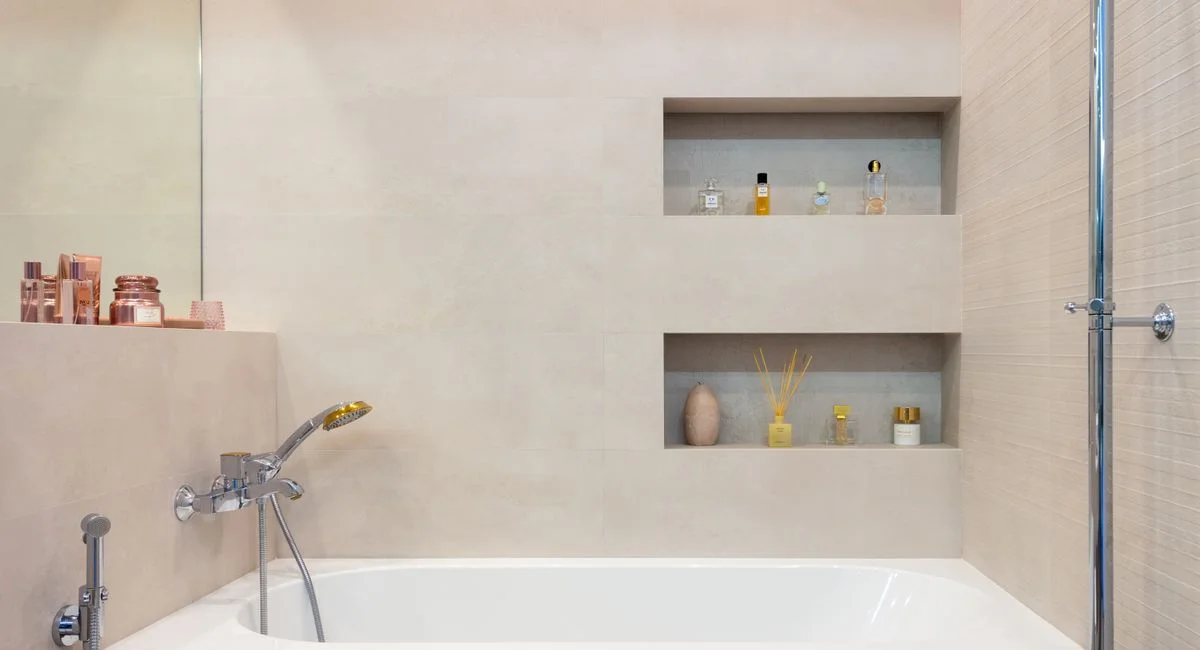 Illustration, plaque pour recouvrir carrelage mural salle de bain castorama