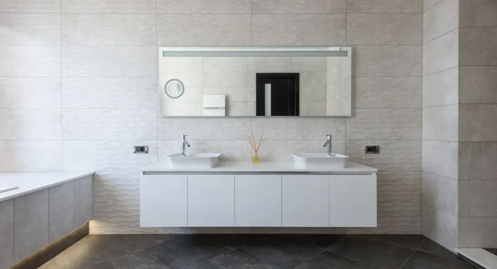 Panneau mural blanc posé sur carrelage existant dans une salle de bain rénovée