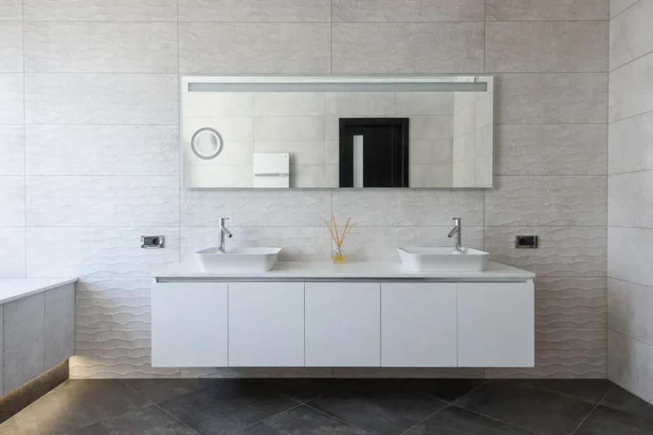 Panneau mural blanc posé sur carrelage existant dans une salle de bain rénovée