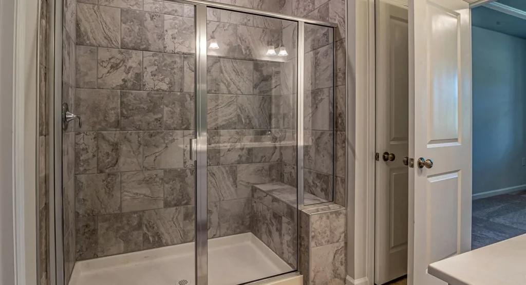Panneau mural PVC blanc installé dans une salle de bain moderne avec douche