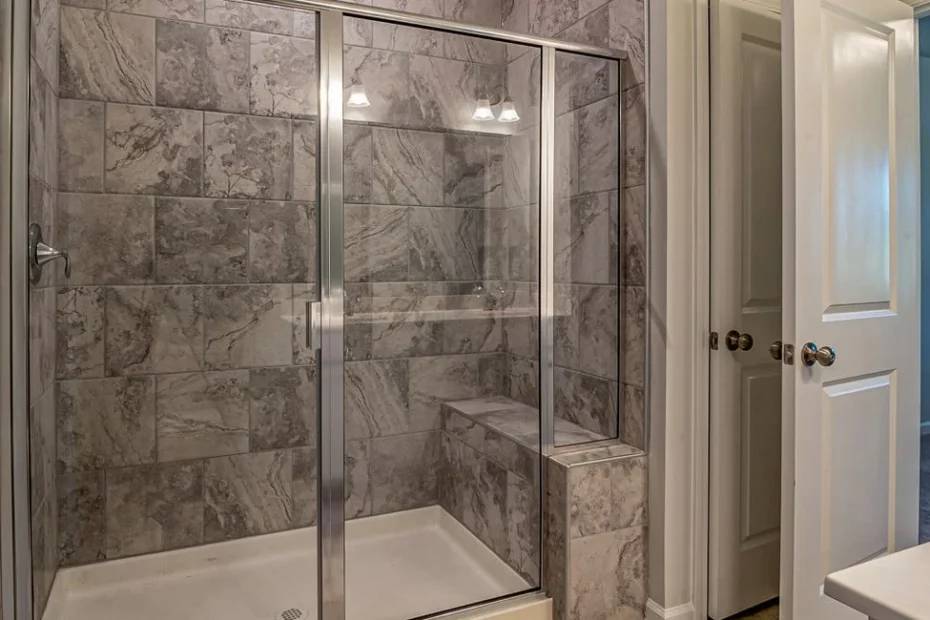 Panneau mural PVC blanc installé dans une salle de bain moderne avec douche