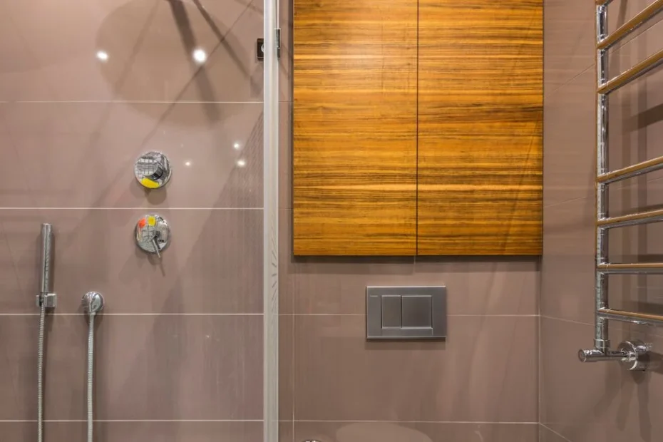 Salle de bain moderne avec panneaux muraux hydrofuges gris effet béton installés sous douche