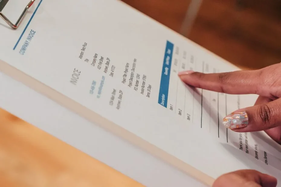 Courrier électronique et dossiers archivés sur ordinateur de bureau moderne