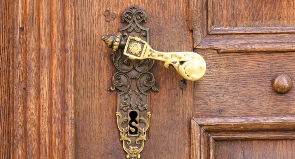 Gros plan sur installation d’un cylindre serrure rond sur porte en bois