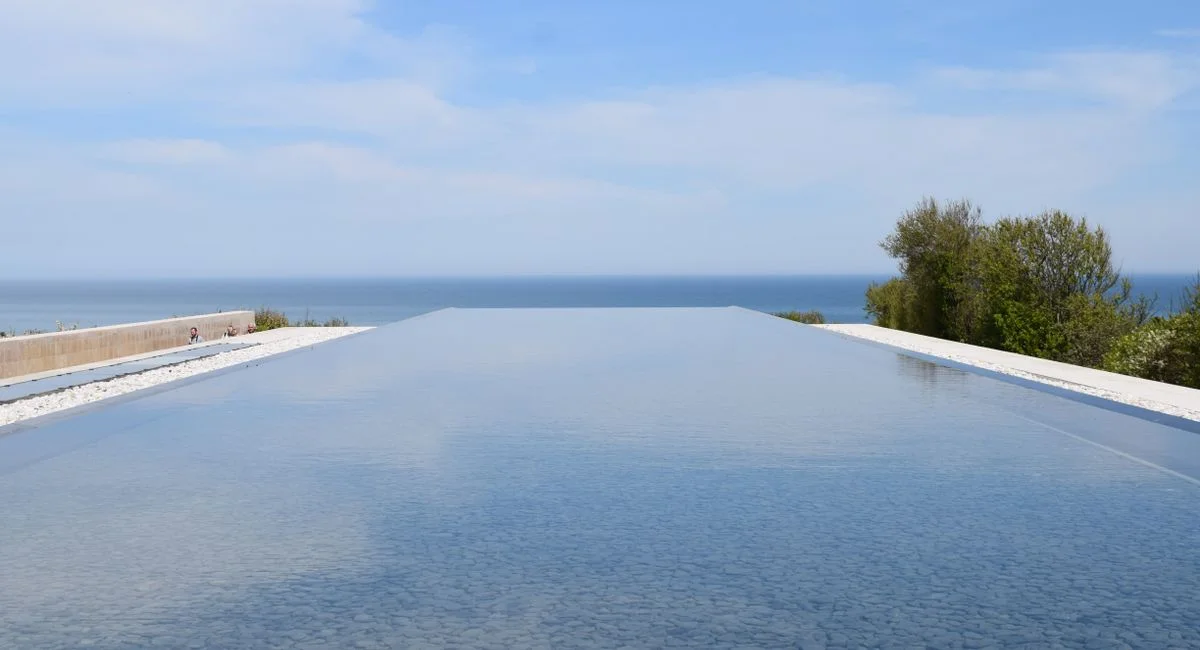 Illustration, piscine toujours verte apres chlore choc