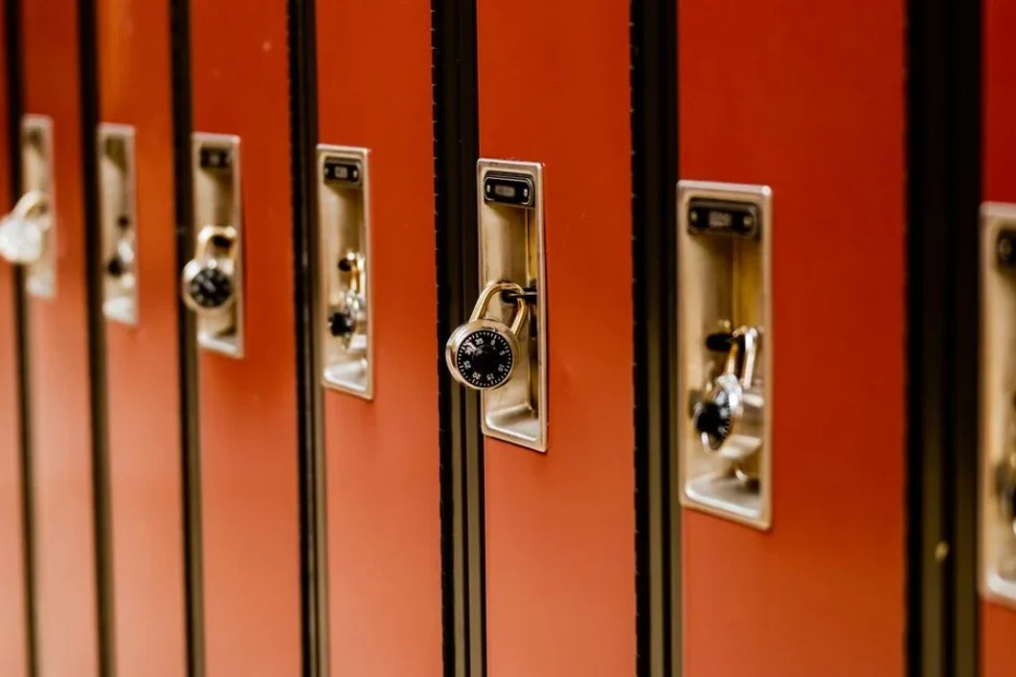 Installateur posant une serrure sur porte en verre épais dans une entrée lumineuse
