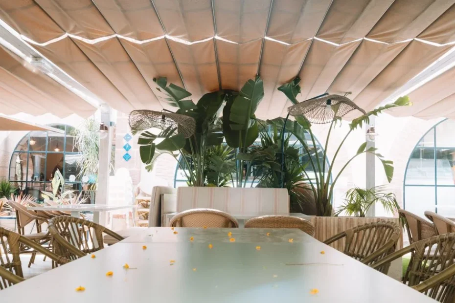 Réglage manuel de l’inclinaison d’un store banne sur terrasse maison