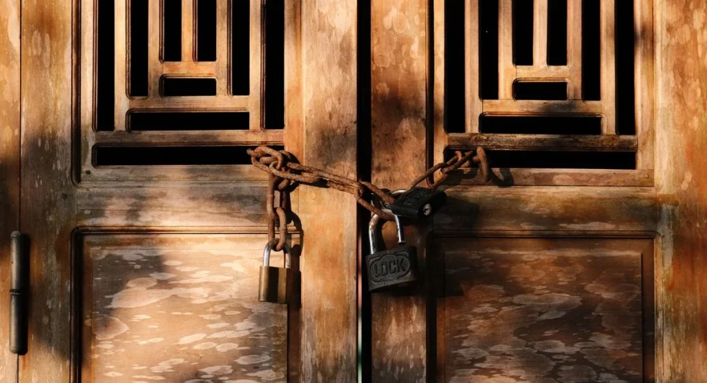 Serrurier local posant une serrure carénée 5 points sur porte bois
