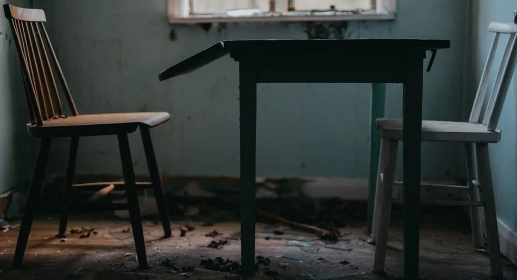 Une équipe vide des meubles d’une cave sombre pour le recyclage